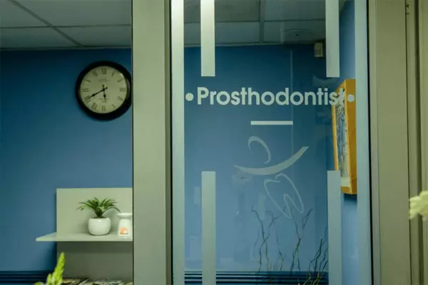 Dr Nelson Fernandes - Prosthodontist
